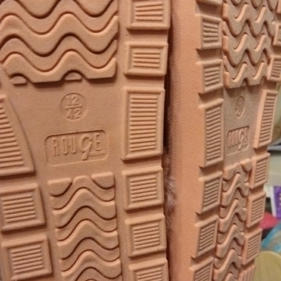 Iam selling my rouge helium slippers - Picture 8 of 8